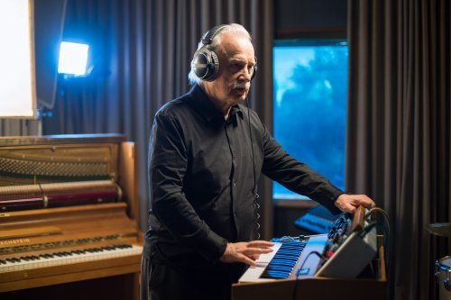FPT INDUSTRIAL GOES TO CES 2020 WITH GIORGIO MORODER. THE BRAND AND THE RENOWNED MUSIC ARTIST INVITE THE PUBLIC BEHIND THE SCENES AND IN STUDIO TO SHARE HOW THE SIGNATURE SOUND COMES TO LIFE